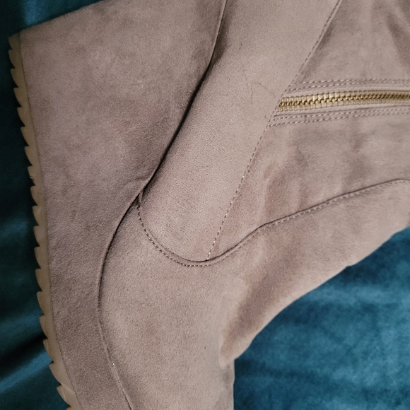 Juicy Couture Taupe Kasia Wedge Boots/Booties 8 - Picture 8 of 9